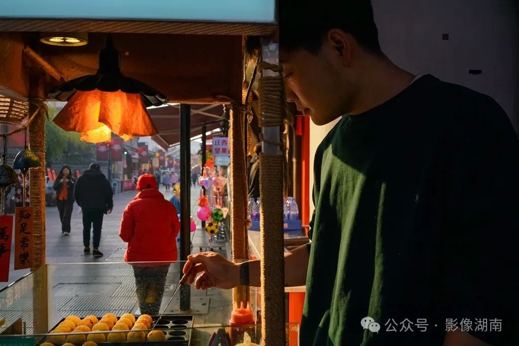 街拍:春风闹河街
