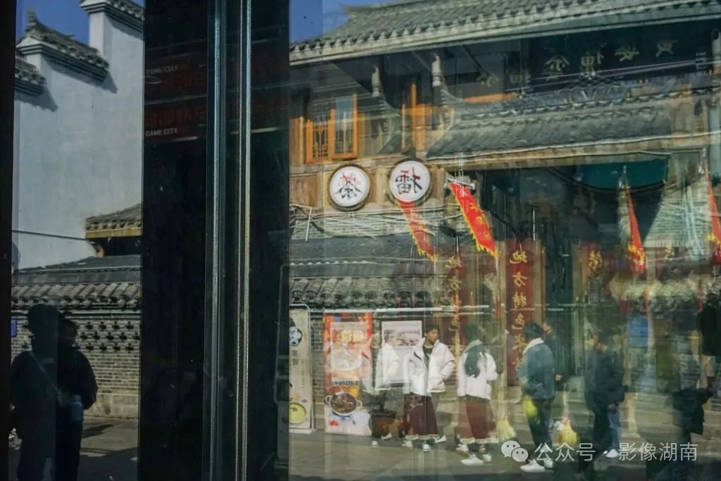 街拍:春风闹河街