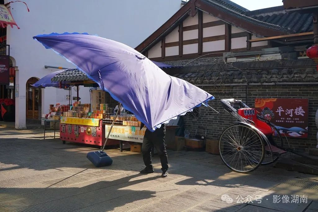 街拍:春风闹河街