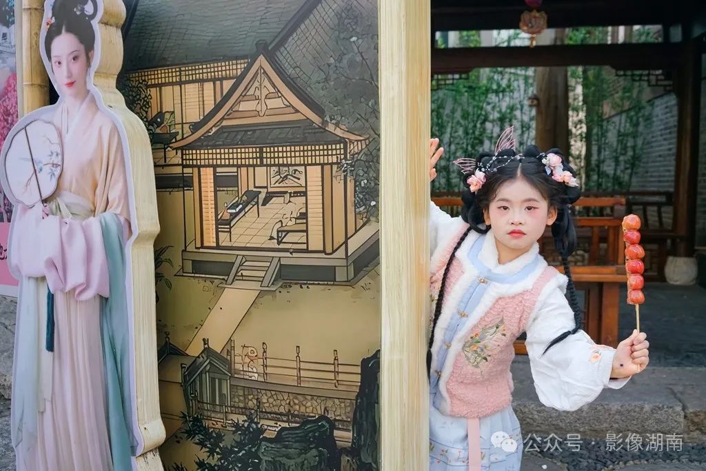 街拍:春风闹河街