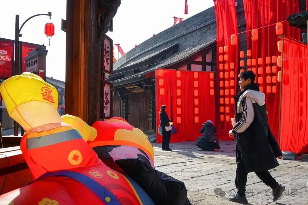 街拍:春风闹河街