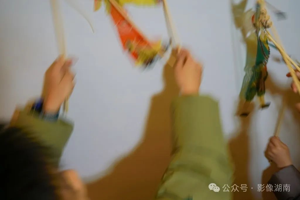 街拍:春风闹河街