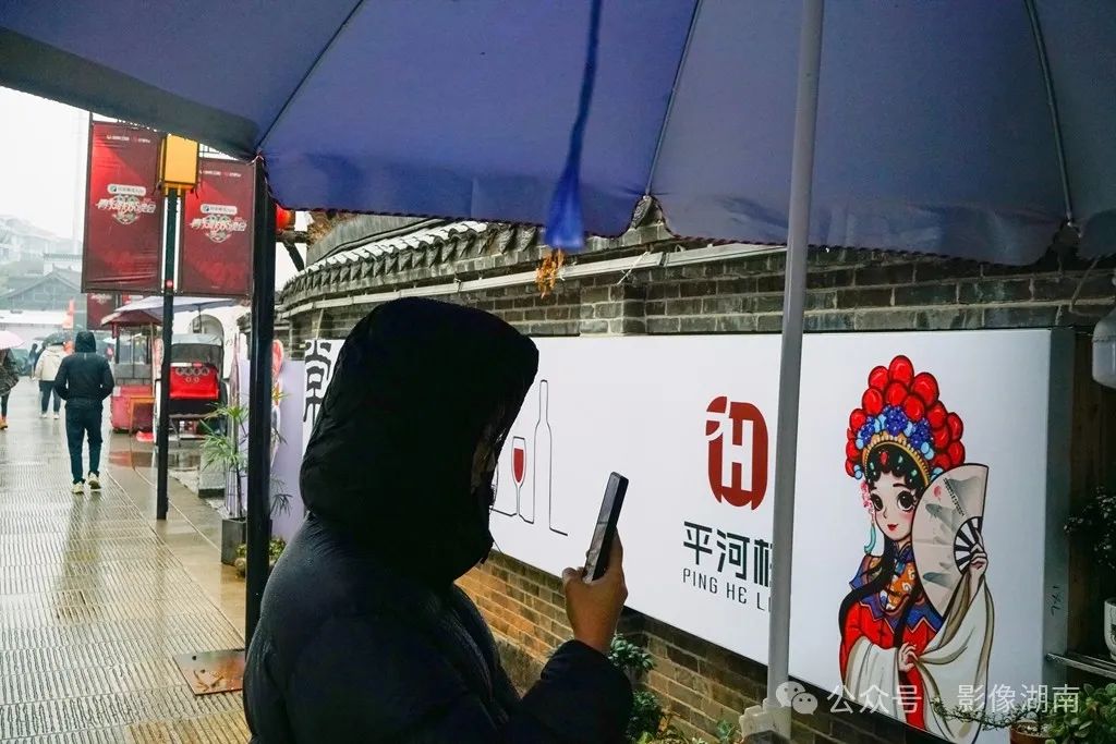 街拍:春风闹河街