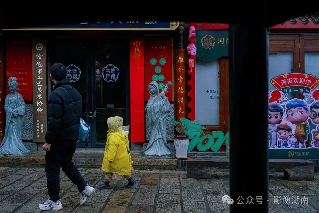街拍:春风闹河街
