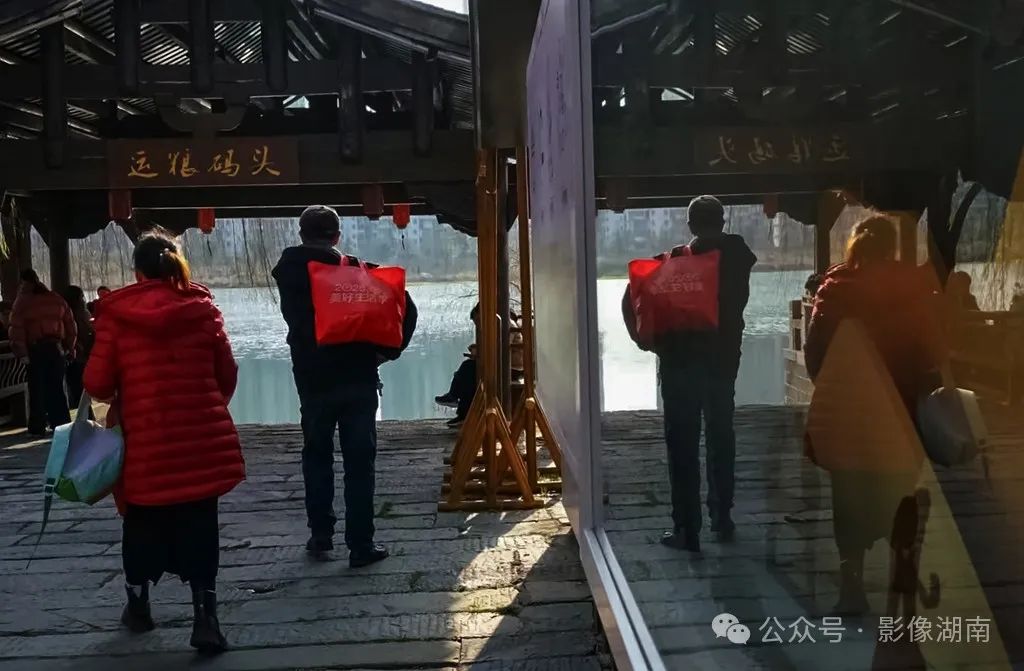 街拍:春风闹河街