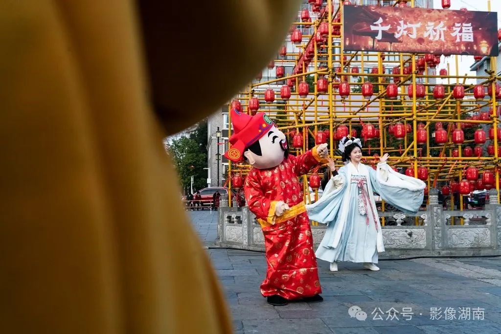 街拍:春风闹河街