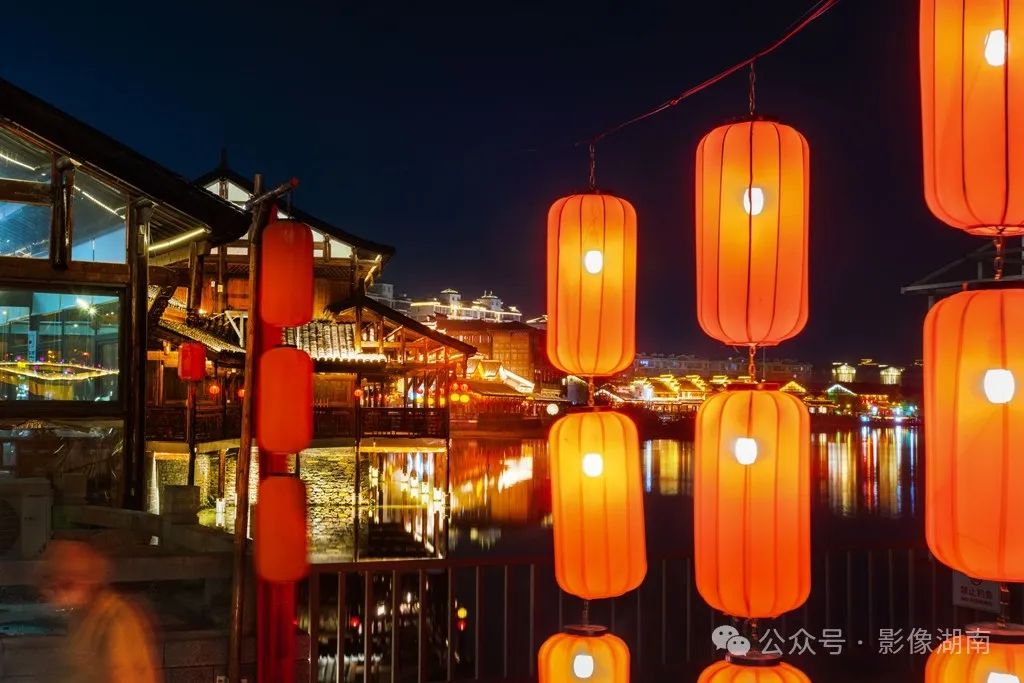 街拍:春风闹河街
