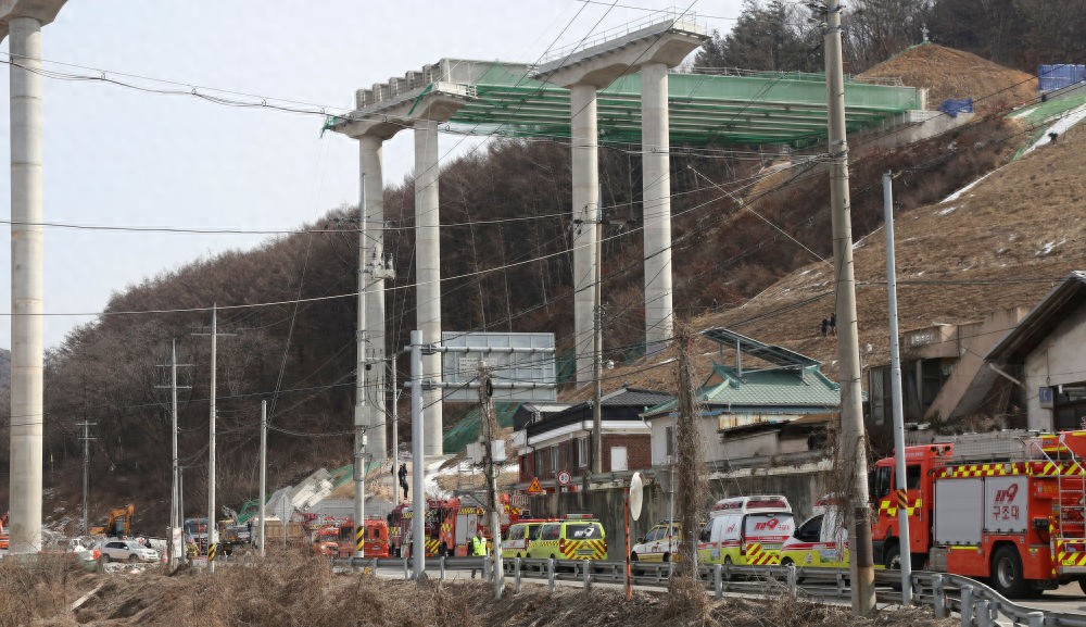 韩国在建桥梁发生坍塌已致3人死亡