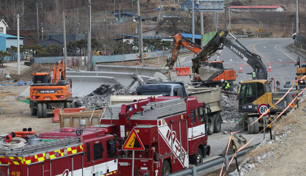 韩国在建桥梁发生坍塌已致3人死亡