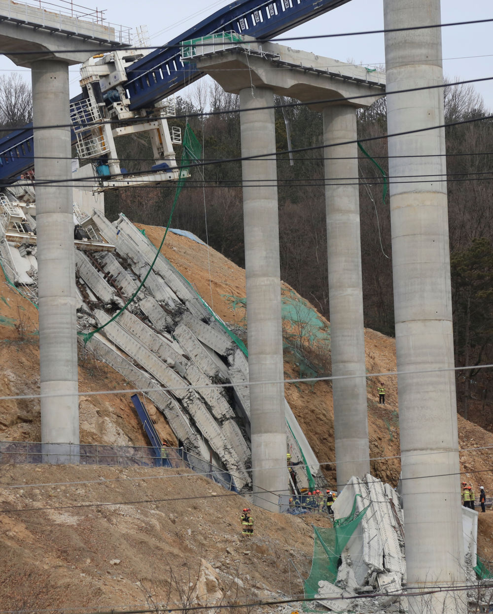 韩国在建桥梁发生坍塌已致3人死亡