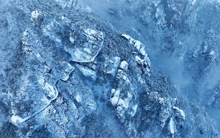 安徽九华山:千峰披银甲万壑腾云涛