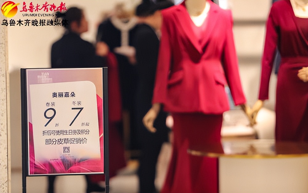 记者跑市场丨春装上市、冬装打折乌鲁木齐服装市场开启换季模式
