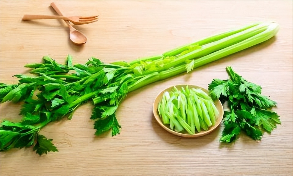 吃芹菜为什么不吃叶子?可能很多人还不清楚,看完记得转告家人