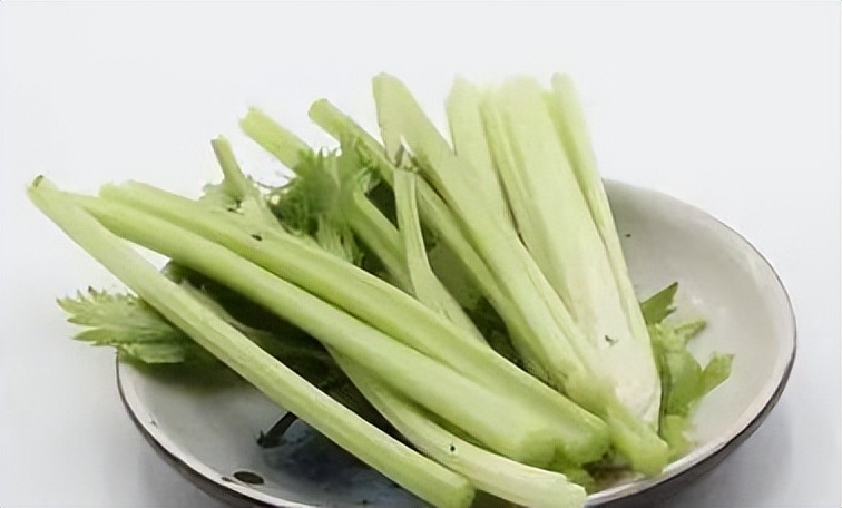 吃芹菜为什么不吃叶子?可能很多人还不清楚,看完记得转告家人