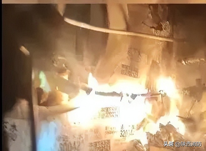 一楼道杂物起火,导致5人被困