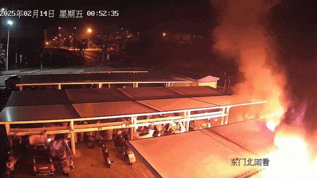 火光冲天!一小区16辆电动自行车一夜之间成废铁