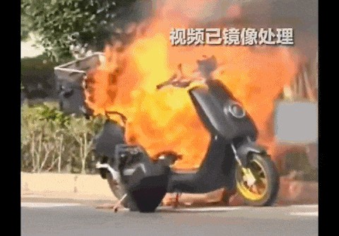 火光冲天!一小区16辆电动自行车一夜之间成废铁