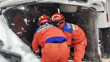谨慎驾驶!咸阳一轿车因雪天路滑冲出大桥……