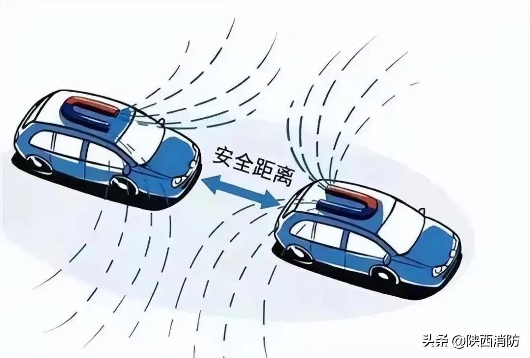 谨慎驾驶!咸阳一轿车因雪天路滑冲出大桥……