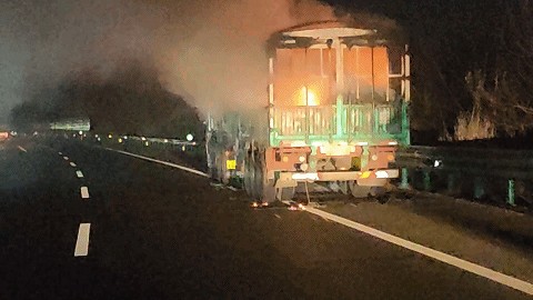 突发!连霍高速一满载电池的半挂车起火……