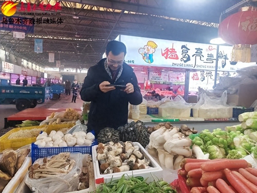 记者跑市场丨水洗菇引热议,新疆菌类专家实地辟谣