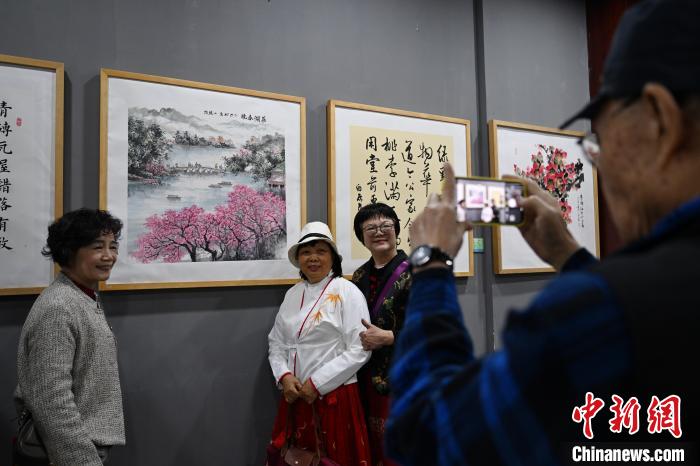 绿美西关泮塘有约美术、书法、摄影作品展在穗开幕