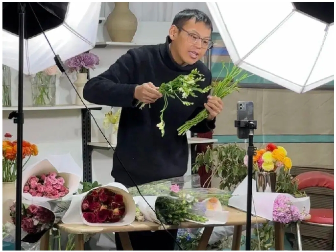 探秘斗南新花农直播间,看他们如何在春天向全国传递美好今日