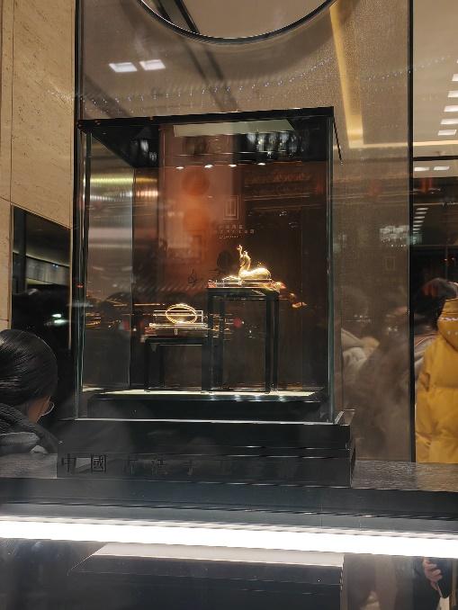 晚间排长队!实探老铺黄金门店
