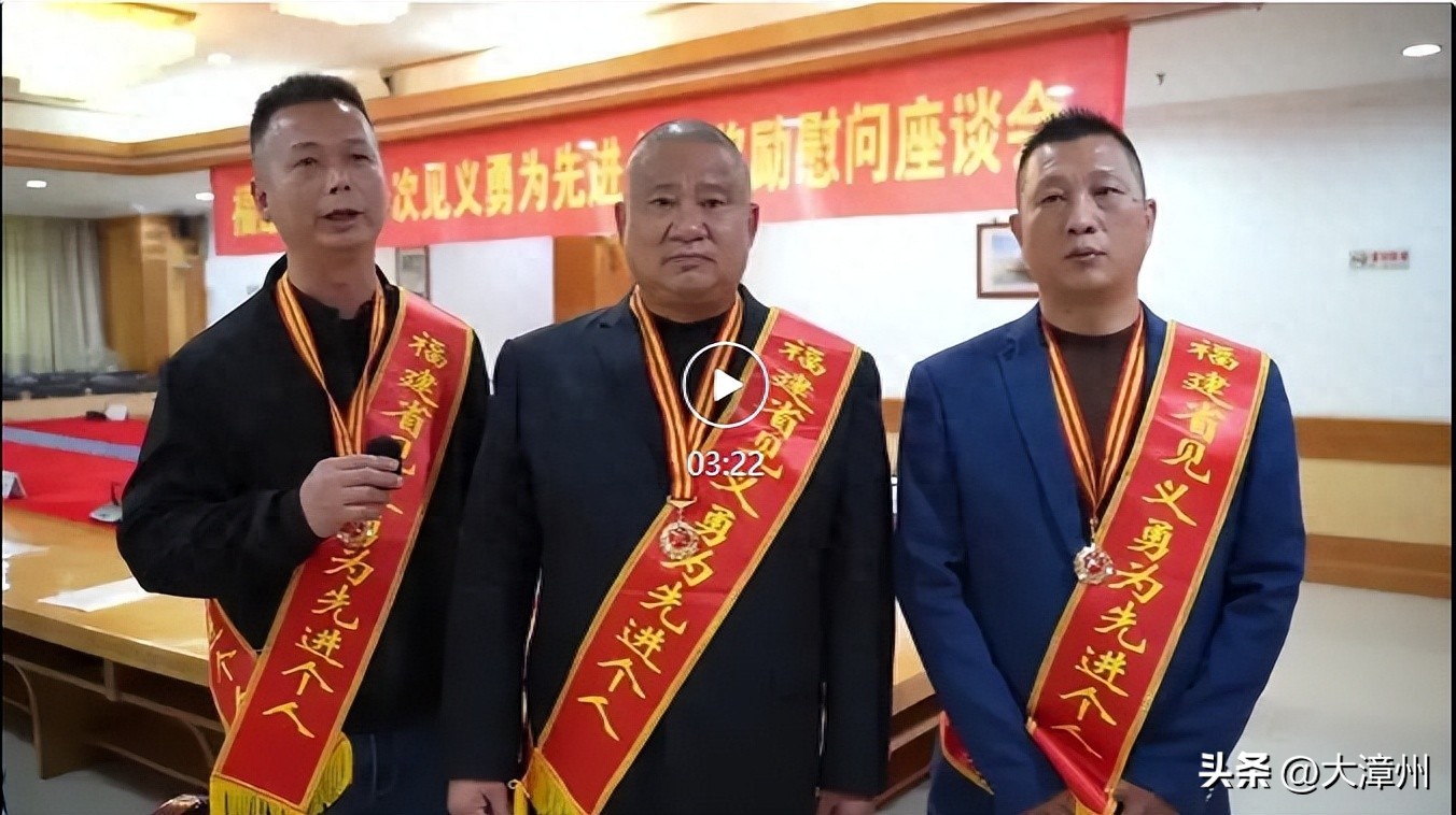 李锦泉、李晓坚、李辉聪三人合力,成功救起溺水游客今日头