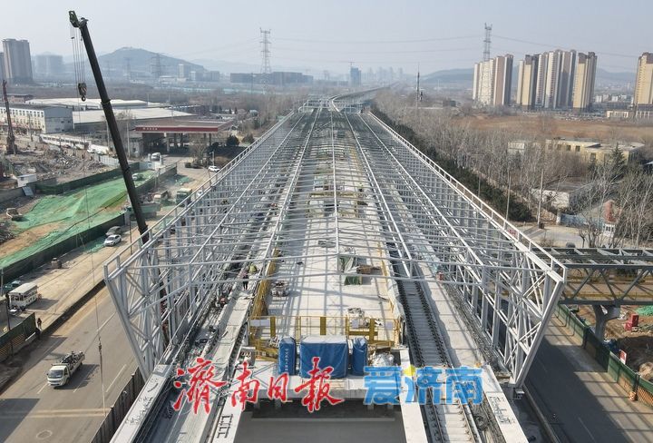 济南轨交8号线雨棚钢结构安装接近尾声