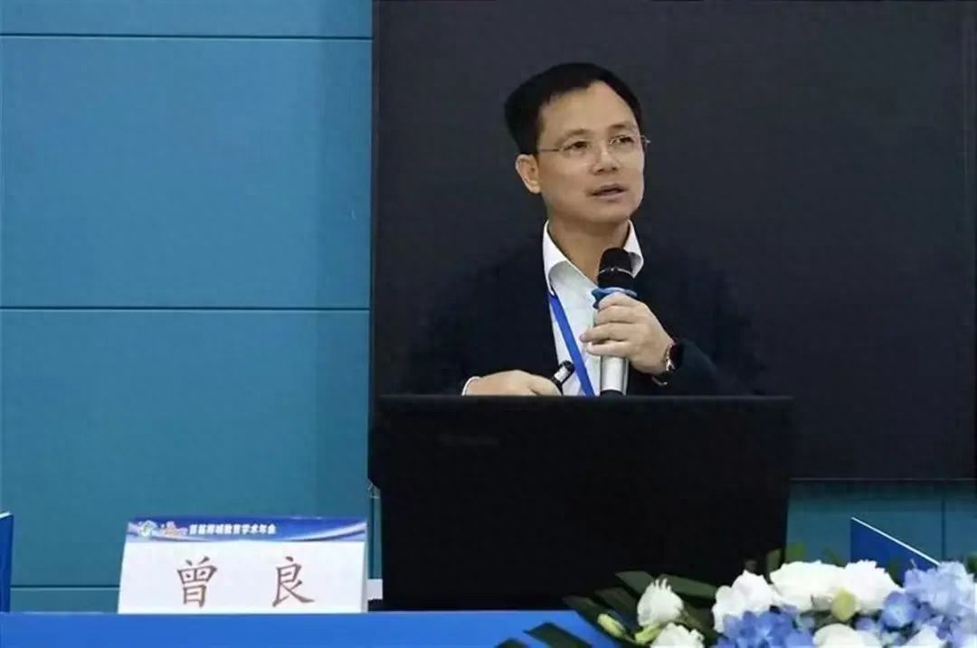 校长曾良凌晨逝世,年仅54岁,年初还在上思政课