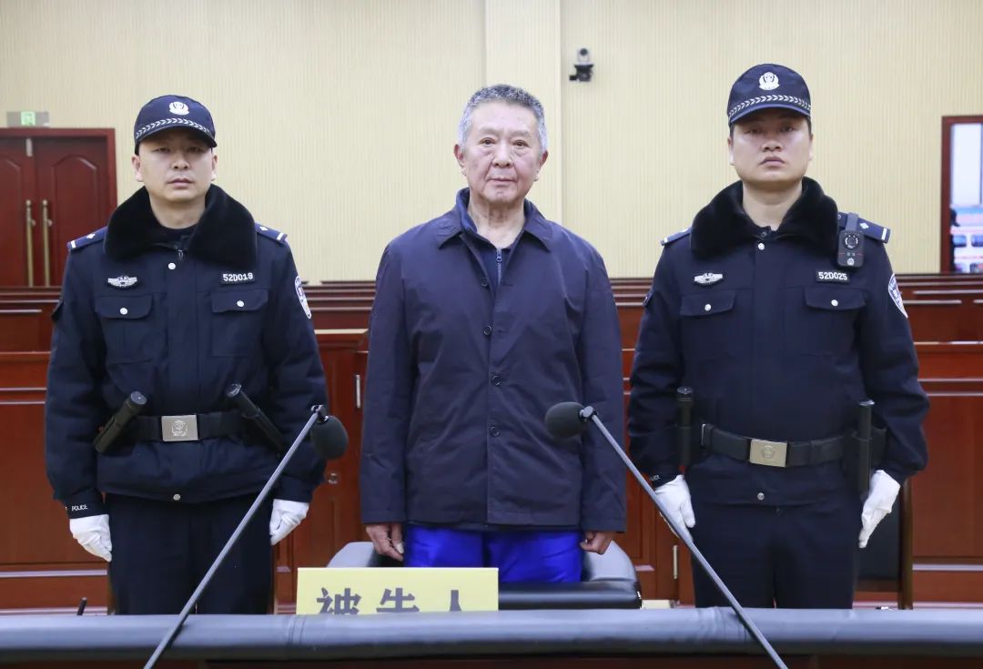 将369发手枪弹存放家中、将单位茅台酒据为已有,施长征获刑12年