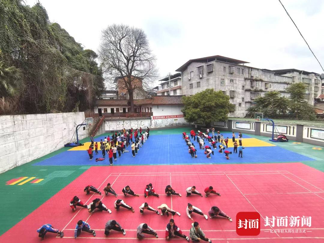 没有标准跑道如何锻炼两小时?四川阆中这所乡镇学校师生跑在田
