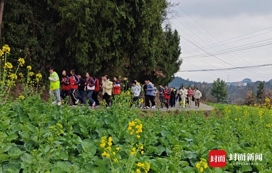 没有标准跑道如何锻炼两小时?四川阆中这所乡镇学校师生跑在田