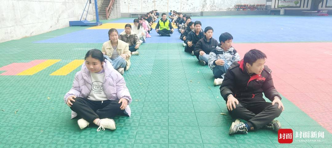 没有标准跑道如何锻炼两小时?四川阆中这所乡镇学校师生跑在田
