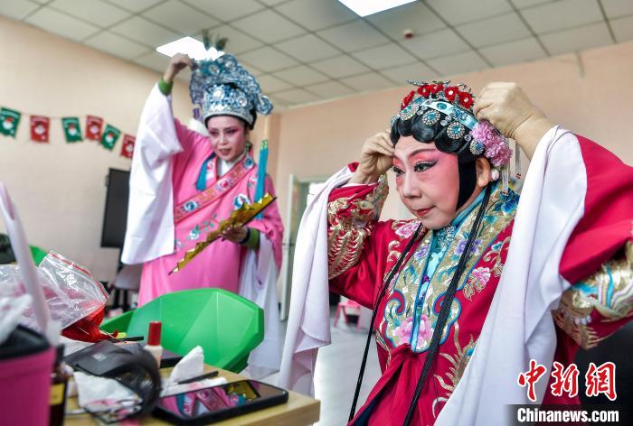 乌鲁木齐:居民自发成立艺术团丰富文化生活