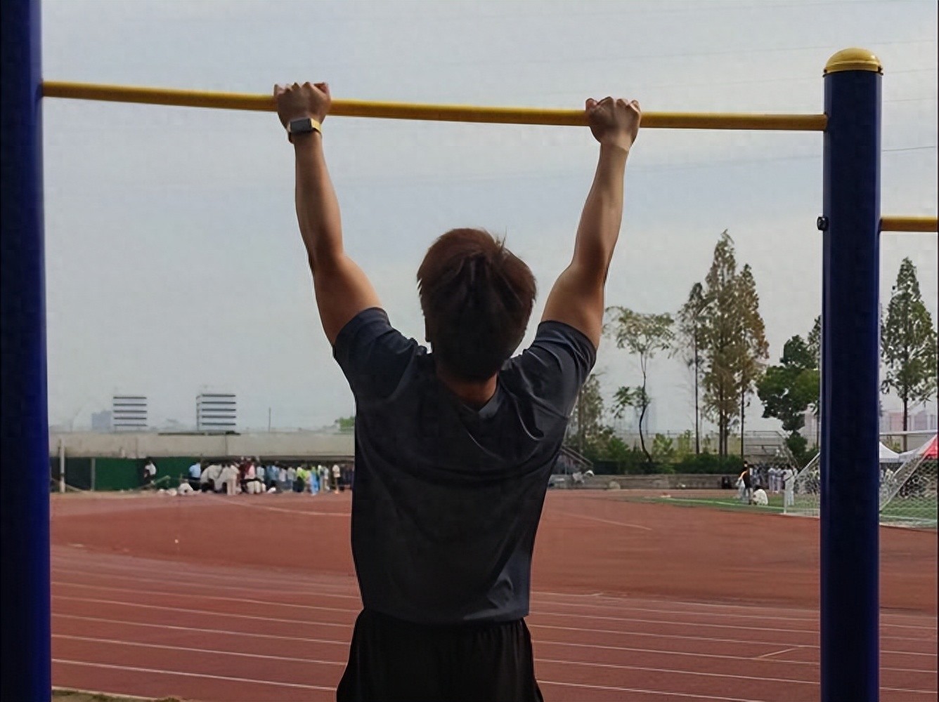 53岁大叔天天练引体向上，半年后去检查，身体指标有啥变化？