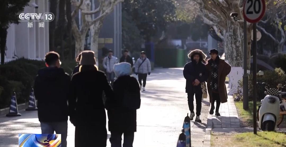 大学生论文AI味儿渐浓?使用AI工具各高校立规矩了