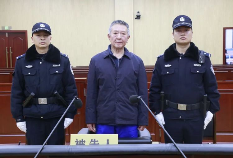 受贿、贪污、私藏369发子弹,施长征获刑12年