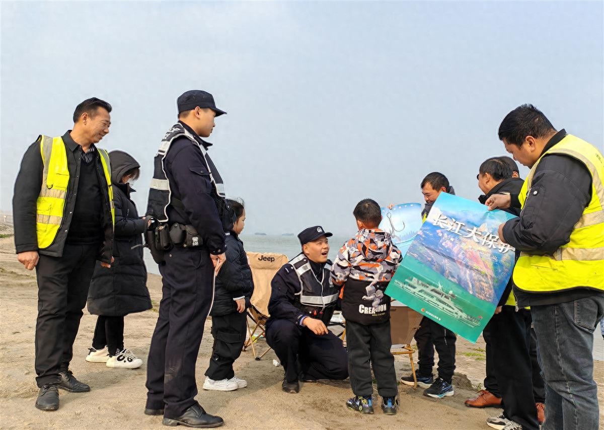 长江边的法治小课堂开讲啦