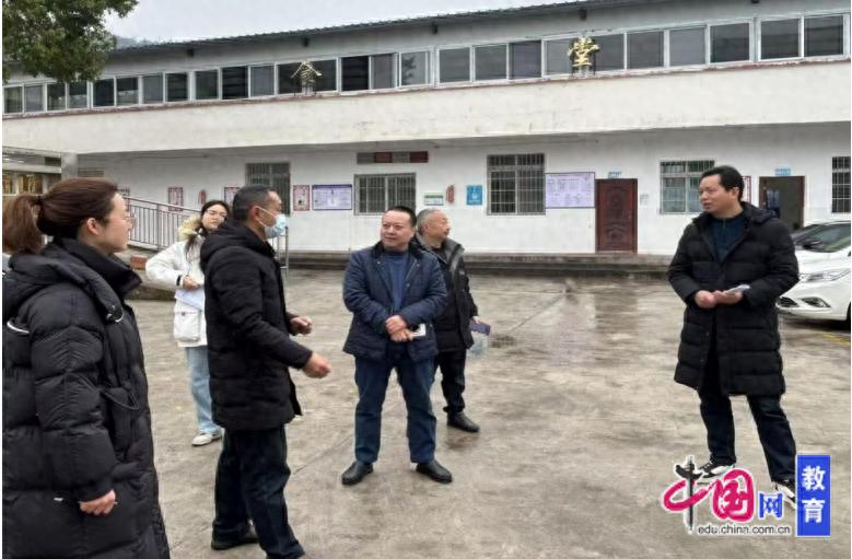 绵阳市盐亭县教体局检查指导富驿镇雄关小学开学工作
