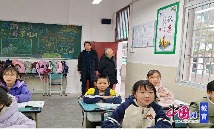 绵阳市盐亭县教体局检查指导富驿镇雄关小学开学工作
