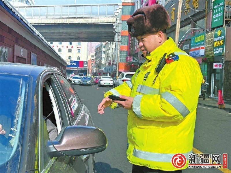 乌鲁木齐市民反映友好劝业市场附近违停严重交警行动：持续开展