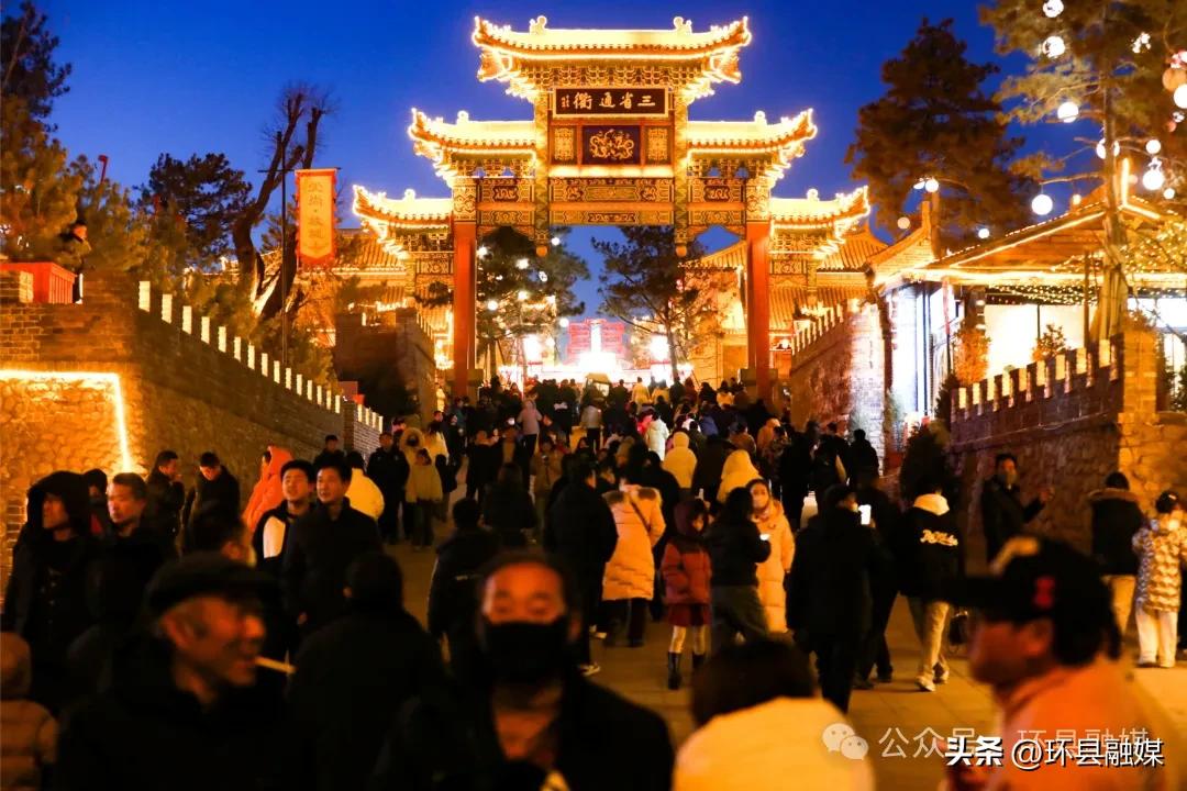 【摄影报道】元宵圆!环州故城人潮涌动,烟花璀璨!