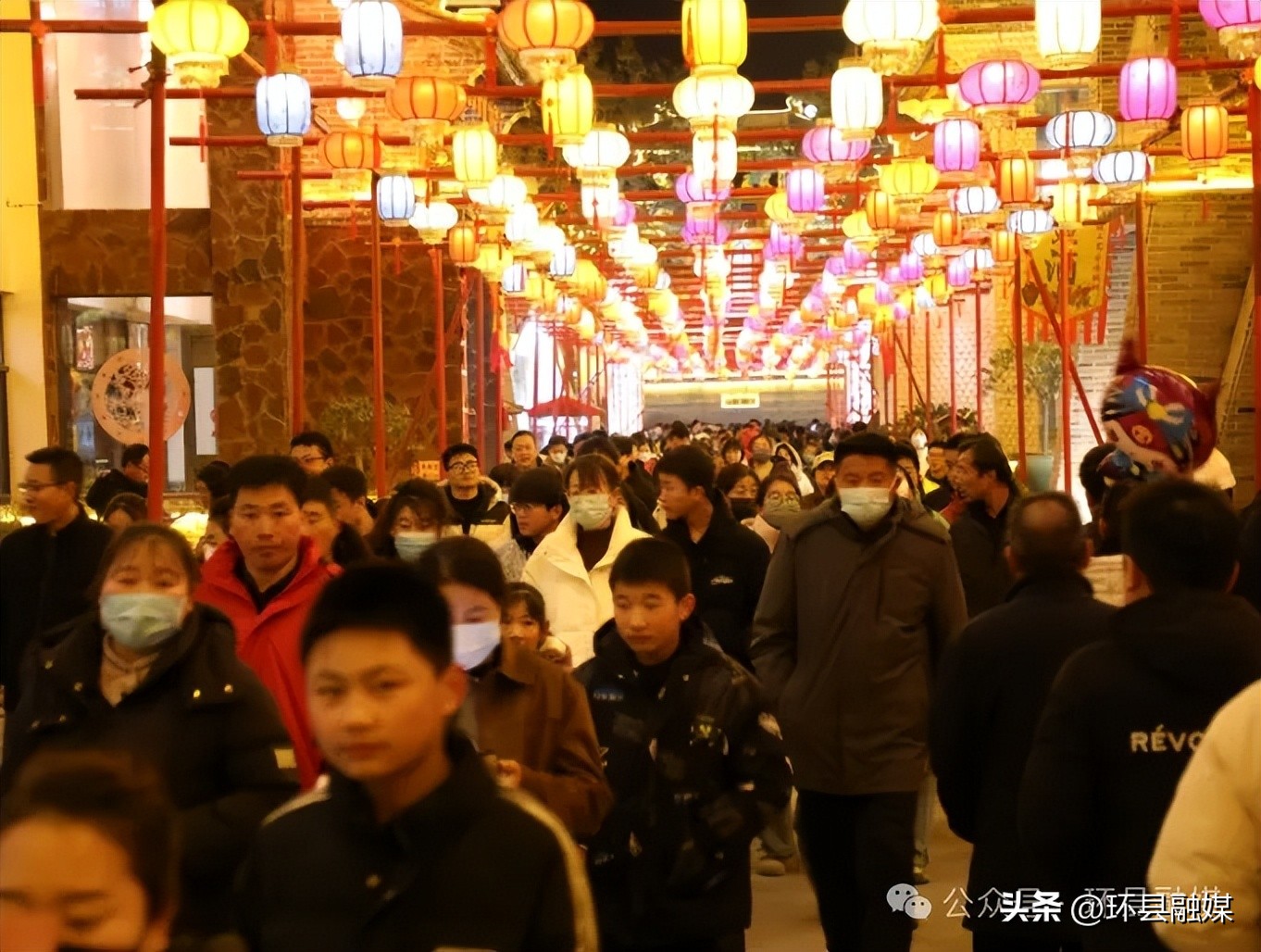【摄影报道】元宵圆!环州故城人潮涌动,烟花璀璨!