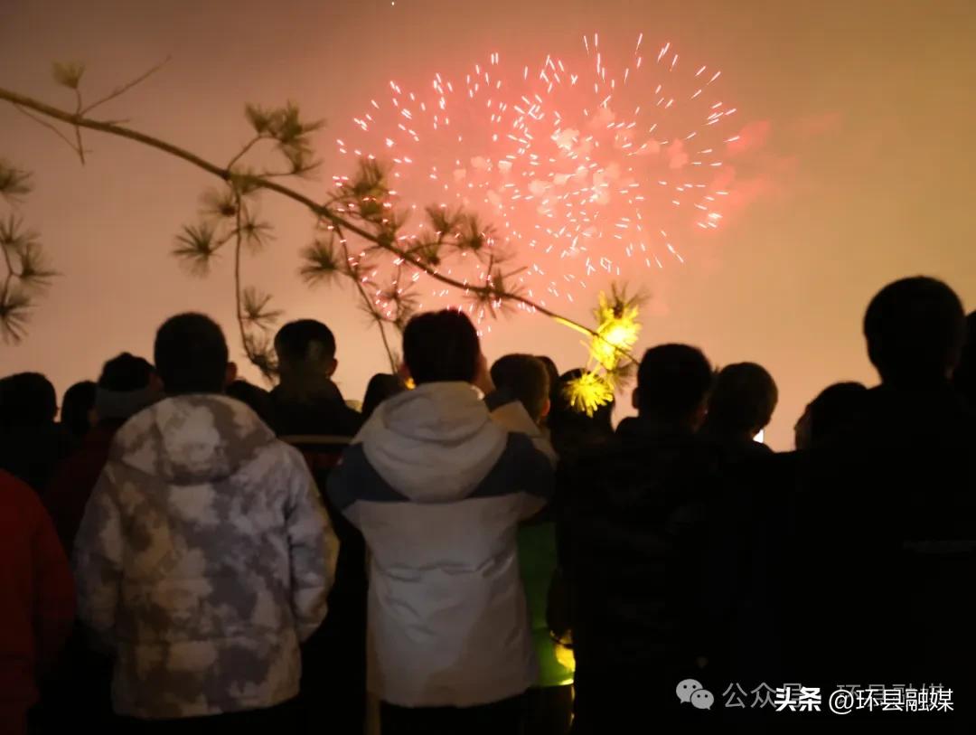 【摄影报道】元宵圆!环州故城人潮涌动,烟花璀璨!