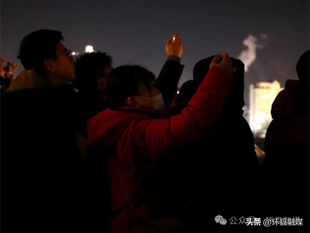 【摄影报道】元宵圆!环州故城人潮涌动,烟花璀璨!