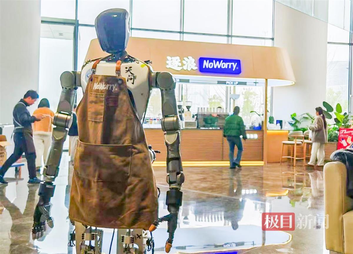 武大人形机器人天问在咖啡店实习