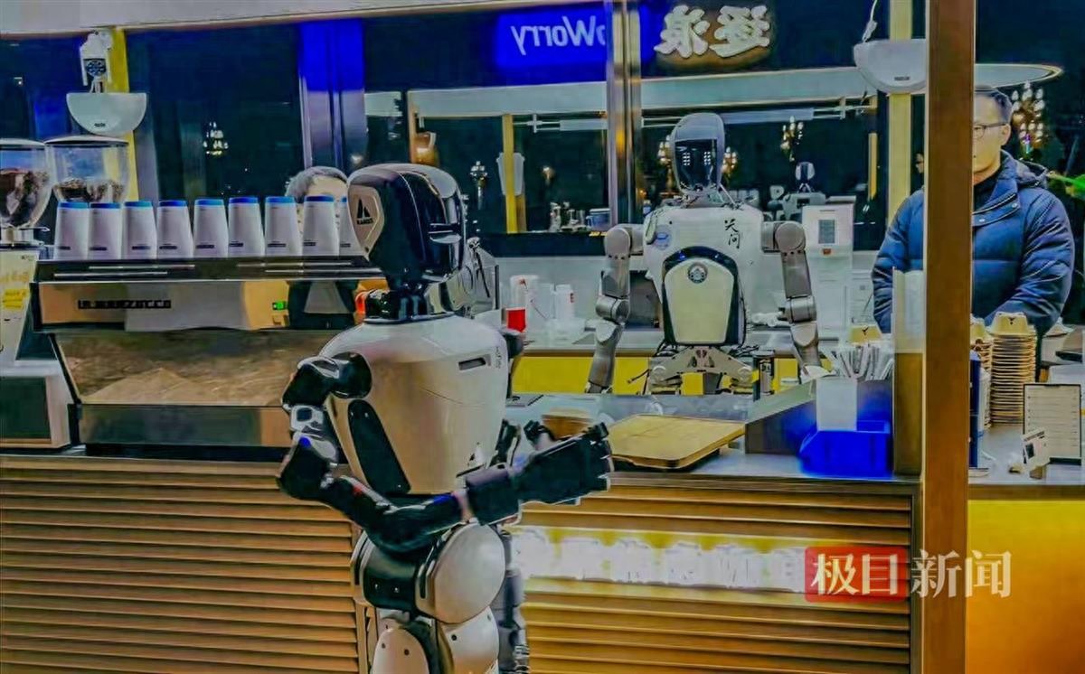武大人形机器人天问在咖啡店实习