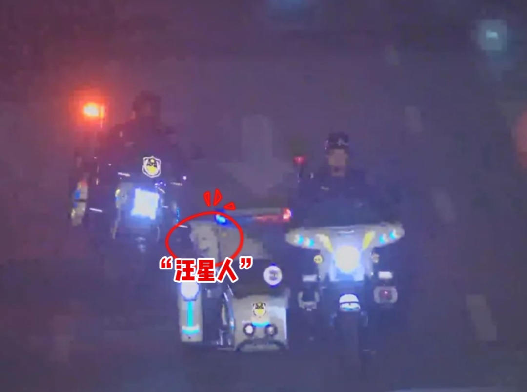 汪星人走丢后竟主动找骑警求救!